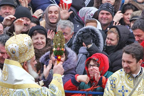Patriarhul Daniel a sfințit mulțimea de credincioși și cele 24 de butoaie cu agheasmă