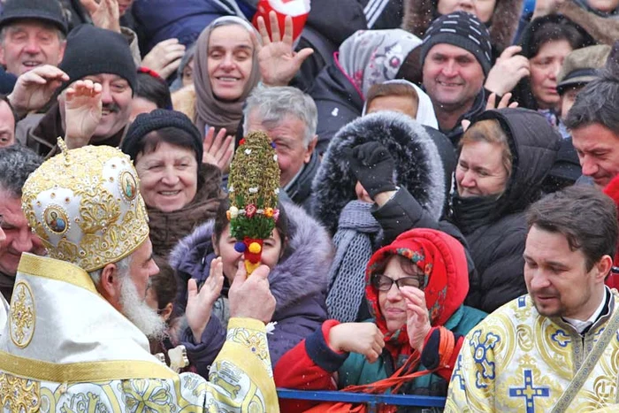 Patriarhul Daniel a sfințit mulțimea de credincioși și cele 24 de butoaie cu agheasmă