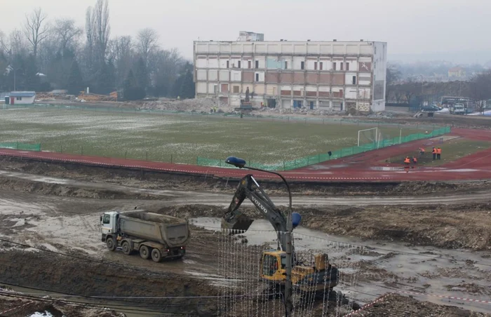 Pista de atletism a fost afectată de lucrările de construcţie