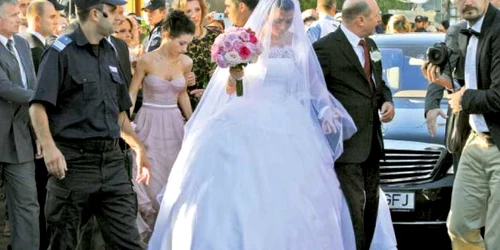 Traian Băsescu şi-a condus fiica la altar în huiduielile unor protestatari