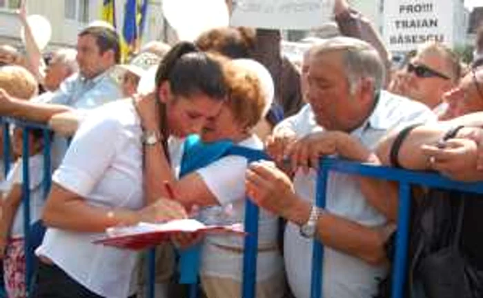 Elena Basescu a impartit autografe participantilor la mitingul PDL de la Cluj