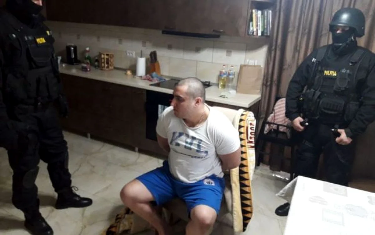 Traficantul de droguri a dat cu sabia imediat după ce poliţiştii au intrat în casă