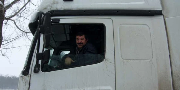 Şoferii de TIR aşteaptă în maşină să se potolească viscolul