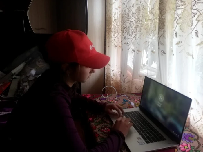 Gabriela își face temele pe laptop-ul primit în darFotografii: E.ON