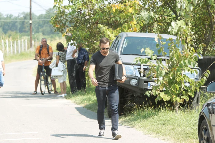 
    Dani i-a adus Mihaelei o pereche de pantofiFoto: Mihai Ionescu  