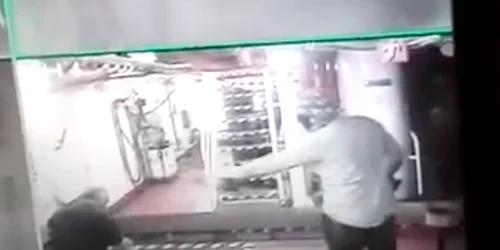 Marinari români atacaţi de piraţi pe nava Remas în Golful Mexic Sursa Youtube / Observatorulph.ro