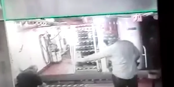 Marinari români atacaţi de piraţi pe nava Remas în Golful Mexic Sursa Youtube / Observatorulph.ro