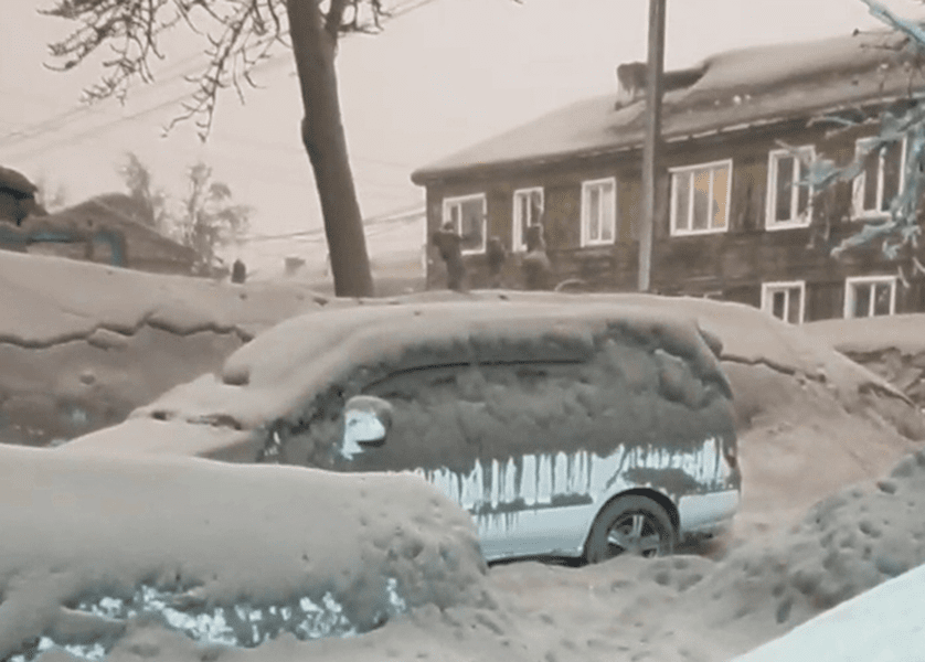 Imagini spectaculoase cu satele acoperite de cenușa vulcanului Șiveluci. Stratul depus depăşeşte 8,5 cm grosime