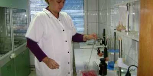Echipele Apelor Române monitorizează şi analizează calitatea apelor Dunării 