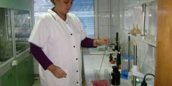 Echipele Apelor Române monitorizează şi analizează calitatea apelor Dunării 