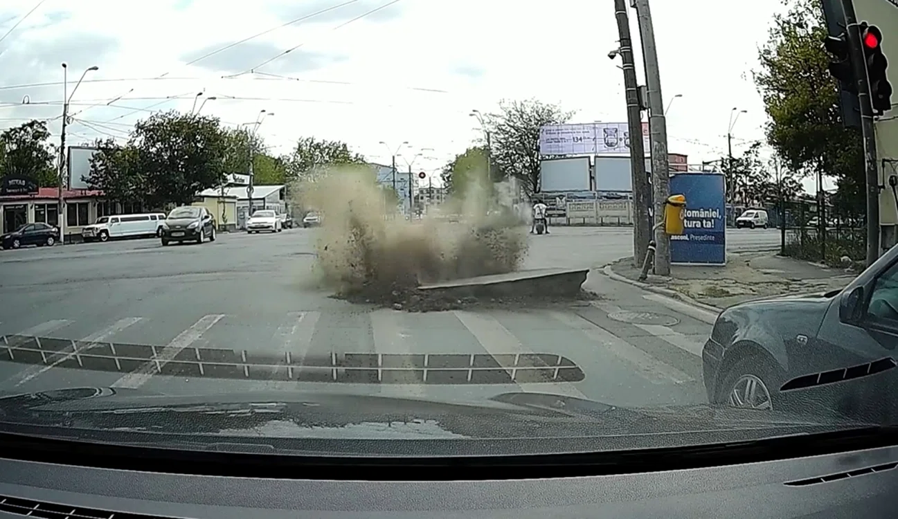 Asfaltul a sărit în aer în fața mașinilor oprite la semafor. Foto: captură video