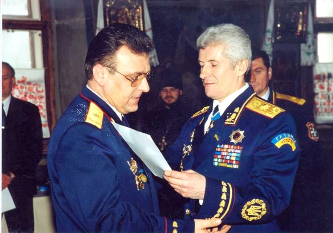 Valeriu Gaichuk, stanga, in momentul in care a fost avansat la gradul de general-locotenent