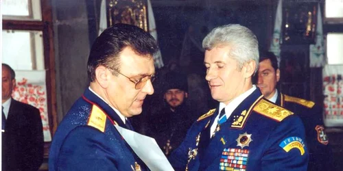 Valeriu Gaichuk, stanga, in momentul in care a fost avansat la gradul de general-locotenent