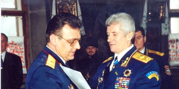 Valeriu Gaichuk, stanga, in momentul in care a fost avansat la gradul de general-locotenent