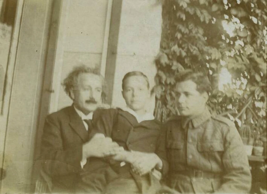 Albert Einstein împreună cu Eduard, fiul cel mic. Foto: allthatsinteresting.com