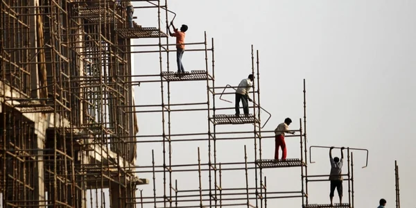 Muncitori lucreaza pe santierul unui complex comercial in New Delhi India foto reuters