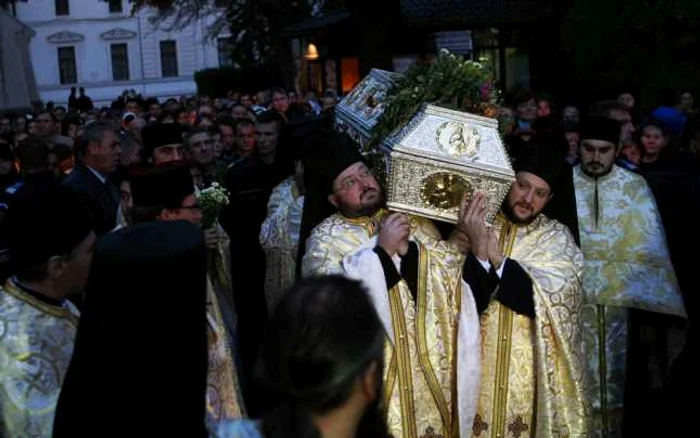 În fiecare an, de 14 octombrie, moaştele Sfintei Parascheva sunt scoase afară din Mitropolia Moldovei pentru miile de pelerini care ajung la Iaşi. FOTO: Adevărul