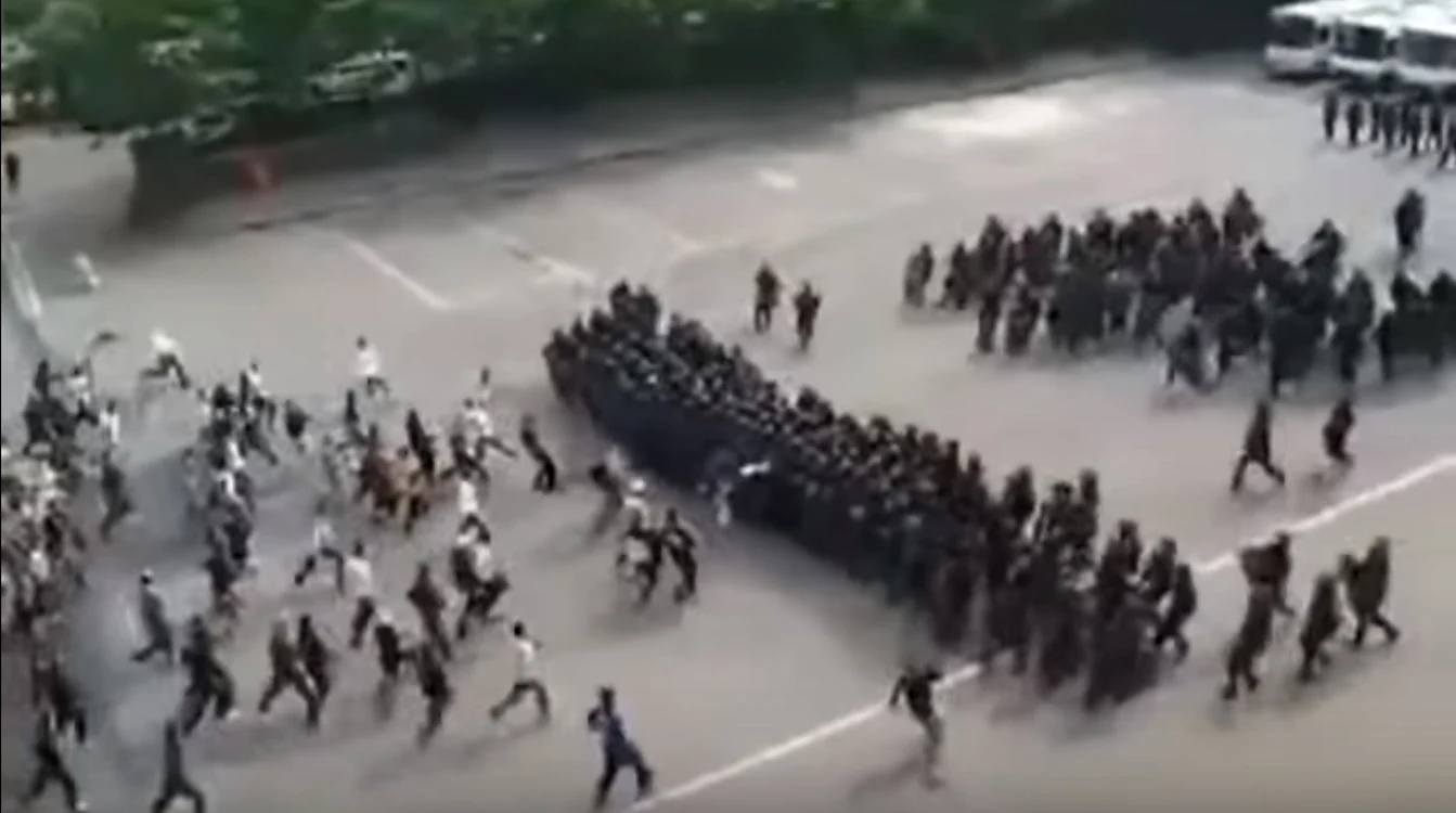 
    Polițiștii sud-coreeni folosesc adevărate tehnici militare romane pentru a-i calma pe protestatarii violențiFoto captură foto/Youtube  