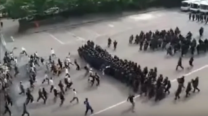 Polițiștii sud-coreeni folosesc adevărate tehnici militare romane pentru a-i calma pe protestatarii violențiFoto captură foto/Youtube