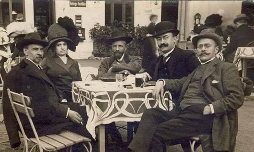 George Coșbuc, Elena Coșbuc, Alexandru Vlahuță, Alexandru Vaida-Voevod și Ion Luca Caragiale, la Karlsbad, în 1911 (© Wikimedia Commons)
