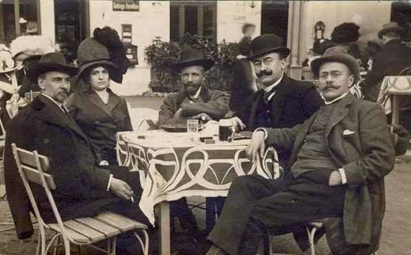 George Coșbuc, Elena Coșbuc, Alexandru Vlahuță, Alexandru Vaida-Voevod și Ion Luca Caragiale, la Karlsbad, în 1911 (© Wikimedia Commons)