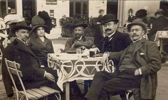 George Coșbuc, Elena Coșbuc, Alexandru Vlahuță, Alexandru Vaida-Voevod și Ion Luca Caragiale, la Karlsbad, în 1911 (© Wikimedia Commons)