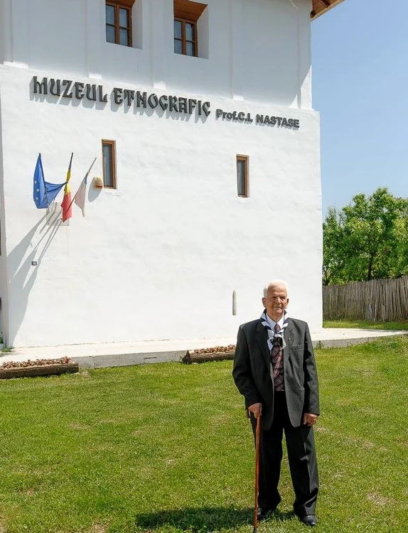 Constantin Năstase în fața muzeului care îi poartă numele Foto - Liviu Dumitru