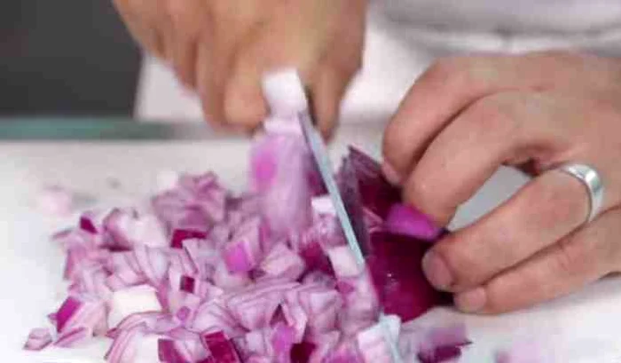 
    Cea mai eficientă tehnică de tăiere a legumelor este balansarea cuțitului pe tocătorfoto: captură video  