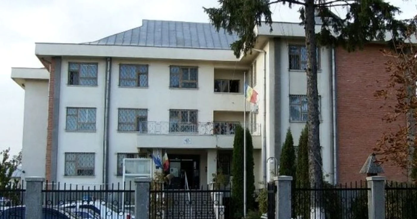 Arestul IJP Prahova se află din anul 2005 la demisolul clădirii unde funcţionează Poliţia Câmpina