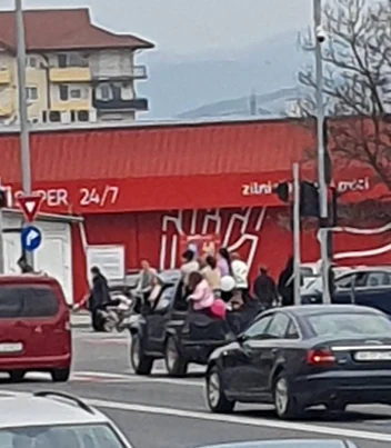 Copiii riscau să se accidenteze. FOTO FB ALBA IULIA NON STOP 24 DIN 24
