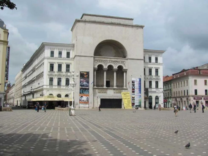 Au reapărut geamurile pe partea laterală a Operei FOTO Ștefan Both