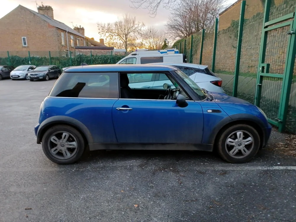 Maşina condusă de octogenarul britanic FOTO: Bulwell, Rise Park and Highbury Vale Police