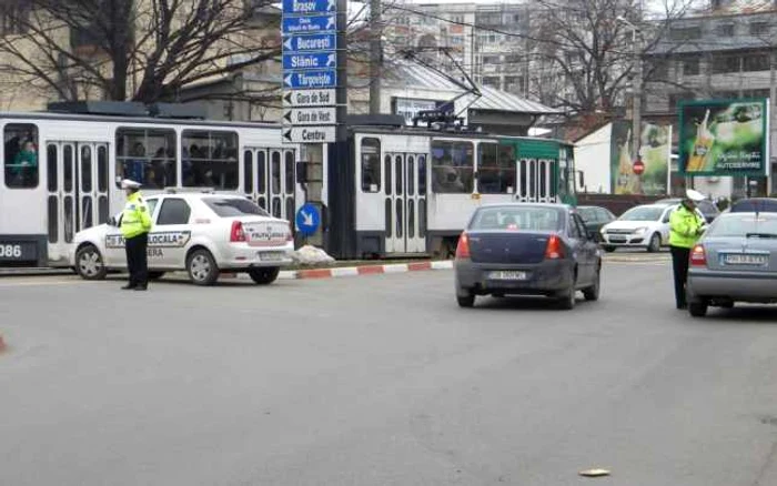 Poliţiştii locali cu atribuţii rutiere sunt prezenţi aproape zilnic pe strada Gheorghe Doja din Ploieşti. FOTO arhivă Adevărul Ploieşti