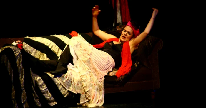 Maia Morgenstern in specatacolul "Mic şi-al dracu"