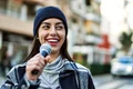 Muzicieni stradali surprinsi de artistii ale caror piese le cantau  Sursa foto shutterstock 2168905963 jpg