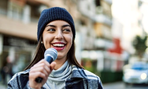 Muzicieni stradali surprinsi de artistii ale caror piese le cantau  Sursa foto shutterstock 2168905963 jpg