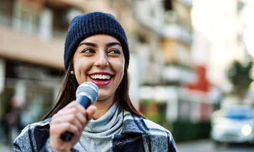 Muzicieni stradali surprinsi de artistii ale caror piese le cantau  Sursa foto shutterstock 2168905963 jpg