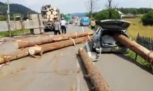 Polițiștii consideră că vinovat de producerea accidentului este șoferul camionului care nu a asigurat bine încărcătura jpeg