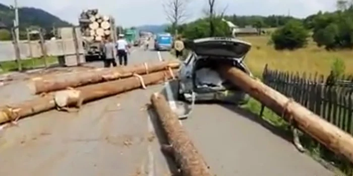 Polițiștii consideră că vinovat de producerea accidentului este șoferul camionului care nu a asigurat bine încărcătura