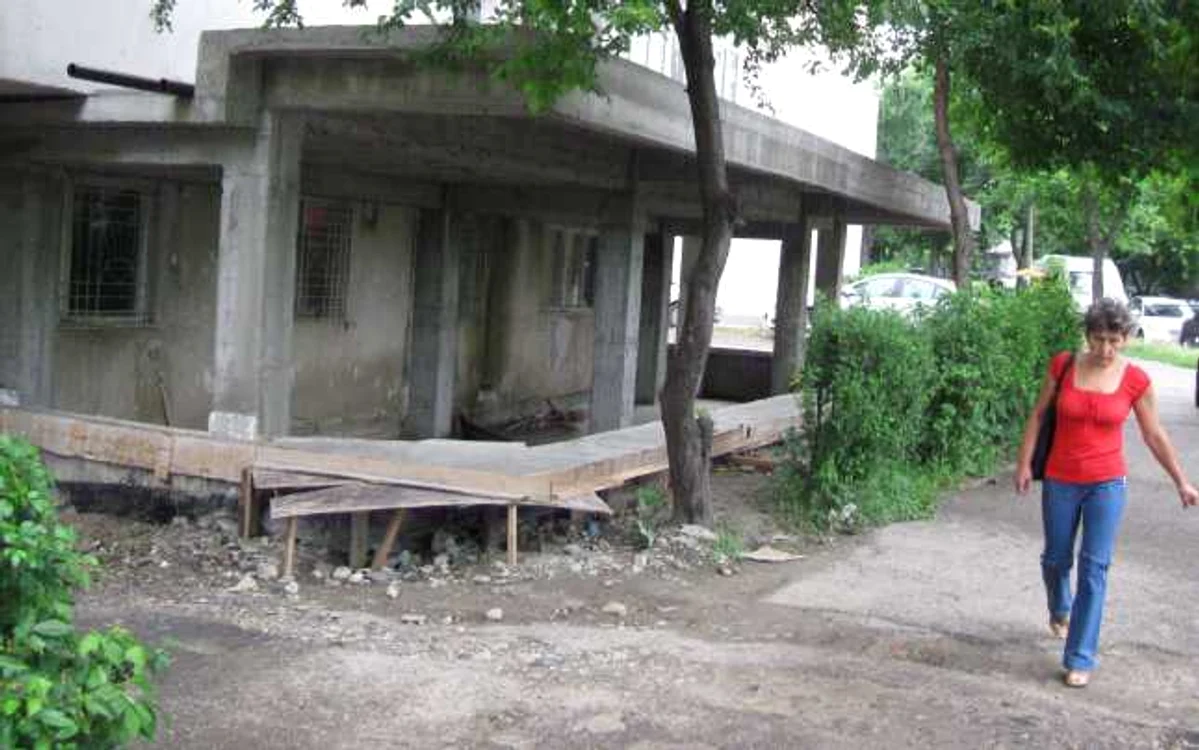 Terenul cumpărat de Marian Oprişan la parterul blocului. Foto: Şt.B.