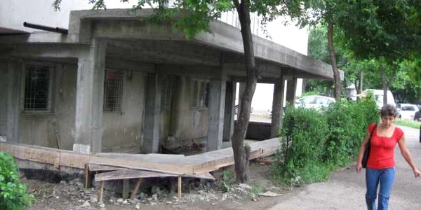 Terenul cumpărat de Marian Oprişan la parterul blocului. Foto: Şt.B.
