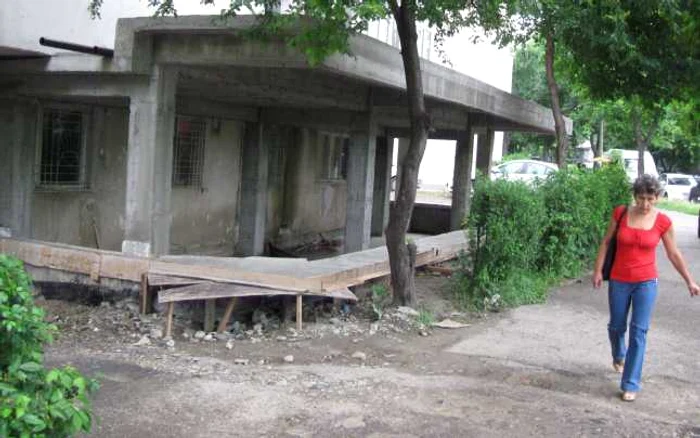 Terenul cumpărat de Marian Oprişan la parterul blocului. Foto: Şt.B.