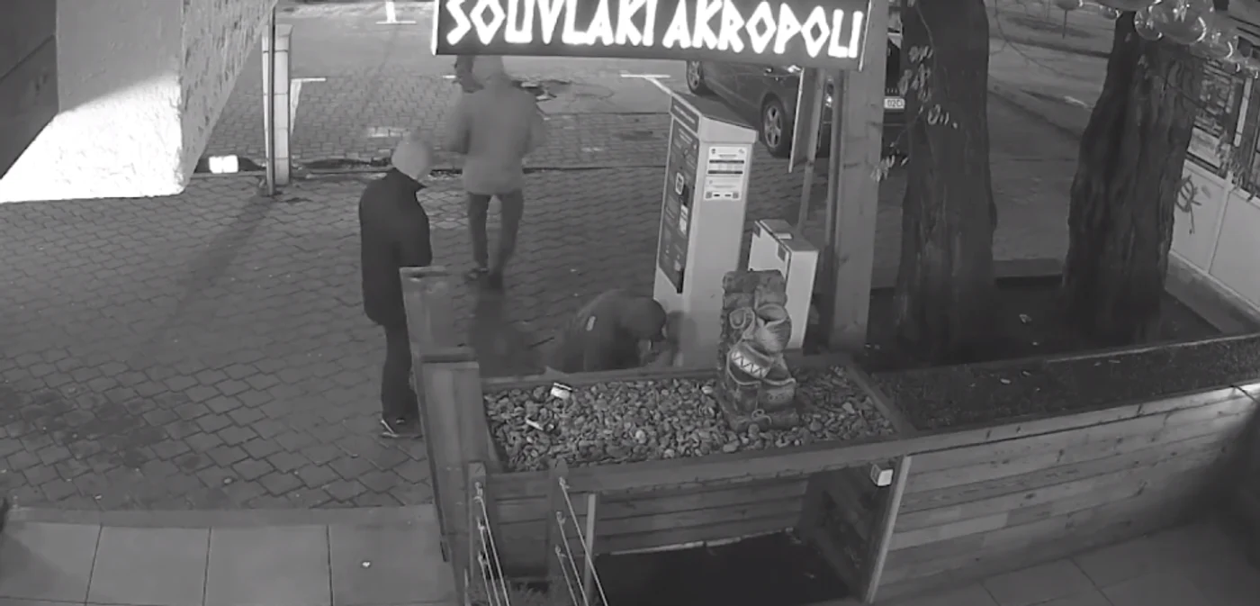 Momentul în care cei trei indivizi au spart un parcometru FOTO: Primăria Suceava