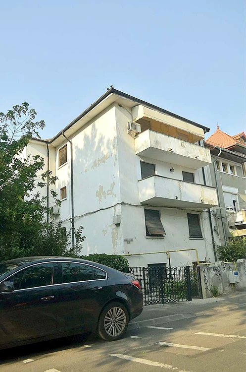 Corina locuieşte într-un  apartament situat într-o  vilă din Cotroceni