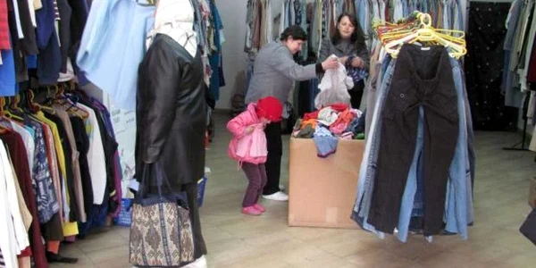 Tinerii sunt acuzați de furt calificat pentru blugii furați. Foto Adevărul