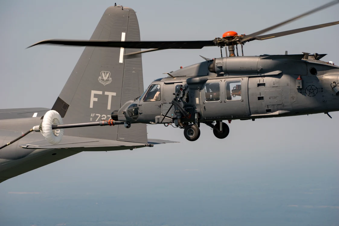 MC-130J alimetand un elicopter Black Hawk