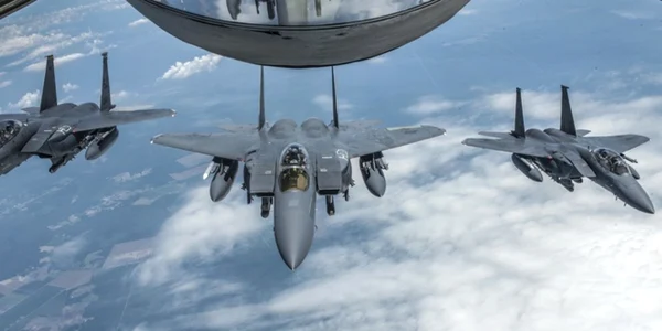 Avioane de lupta F-15 Eagle FOTO defenseone.com