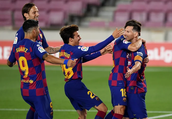 
    Colegii îl felicită pe Lionel Messi pentru golul cu numărul 700Foto: Guliver / GettyImages  