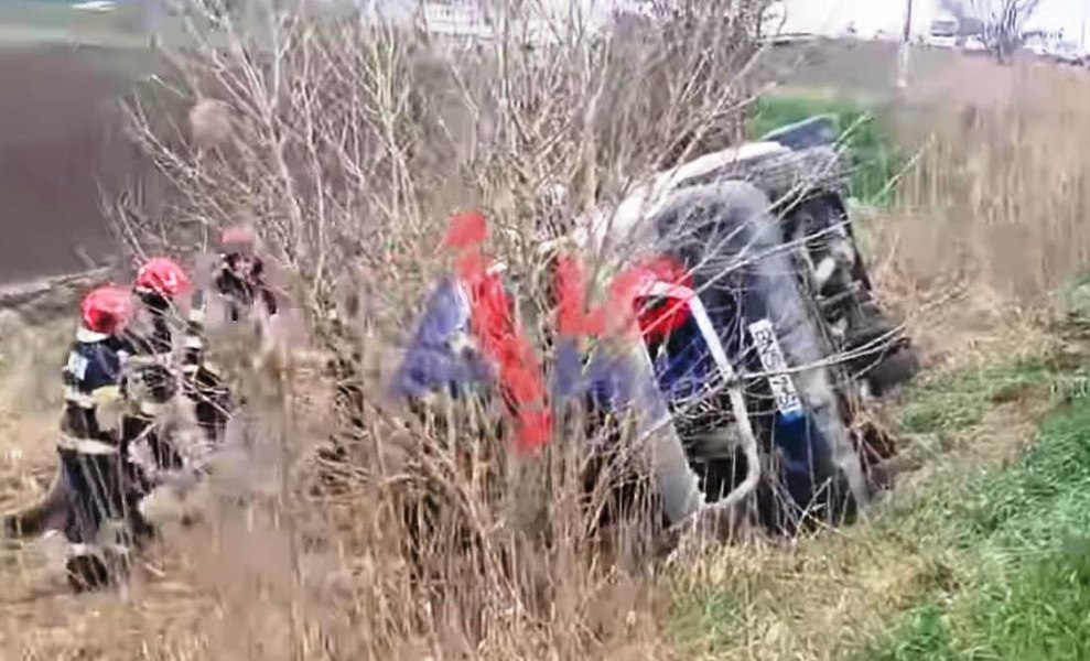 Un microbuz cu 15 persoane s-a răsturnat la ieşirea din Paşcani spre Iaşi. Două femei sunt rănite