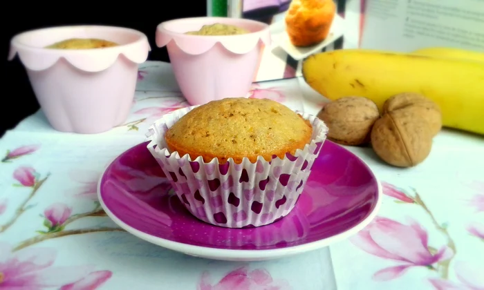 Brioşe cu banane şi nuci